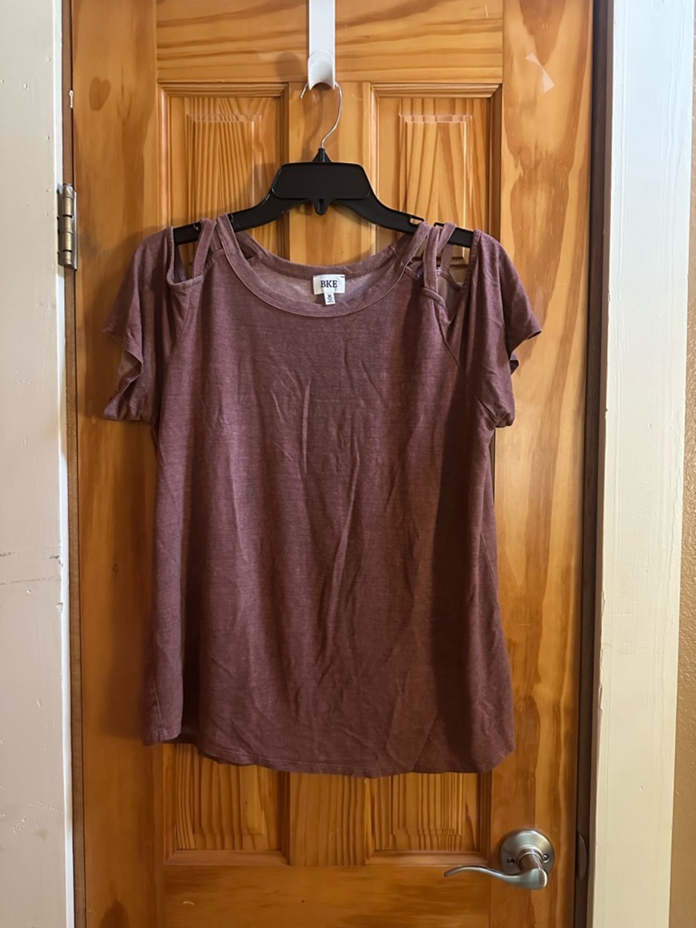BKE Women's Dusty Mauve Cutout Shoulder Short Sleeve Tee